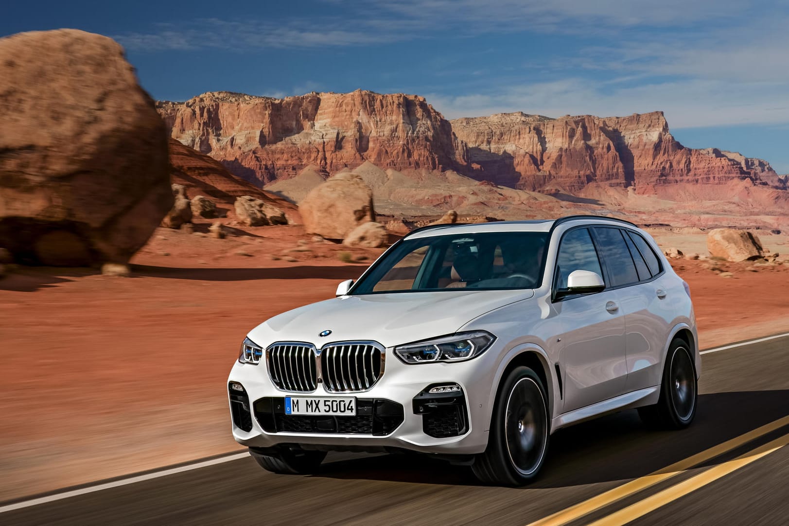 BMW X5: Unter anderem die größere Niere und serienmäßige LED-Scheinwerfer kennzeichnen das Auto.