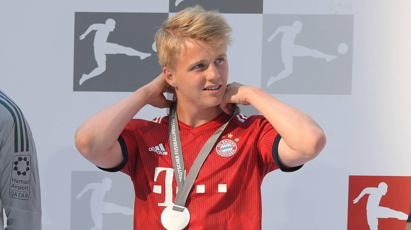 Felix Götze im Mai mit der Meisterschaftsmedaille: Der 20-jährige Bruder von Mario Götze wechselt zum FC Bayern.