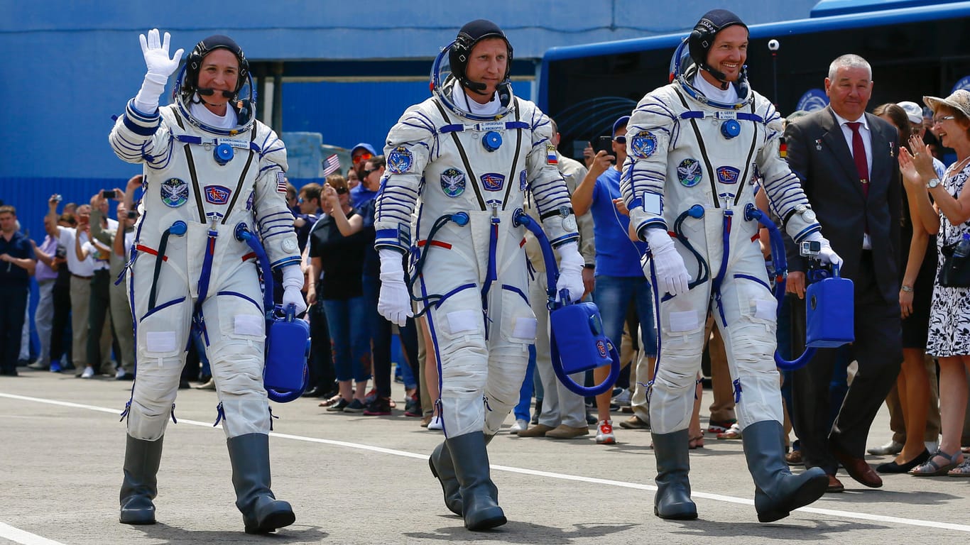 Die Besatzung der Sojus-Raumkapsel vor dem Start zu ISS: Die US-Astronautin Serena Aunon-Chancellor, der russische Kosmonaut Sergei Prokopjew und Alexander Gerst aus Deutschland.