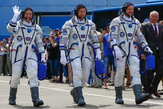 Die Besatzung der Sojus-Raumkapsel vor dem Start zu ISS: Die US-Astronautin Serena Aunon-Chancellor, der russische Kosmonaut Sergei Prokopjew und Alexander Gerst aus Deutschland.