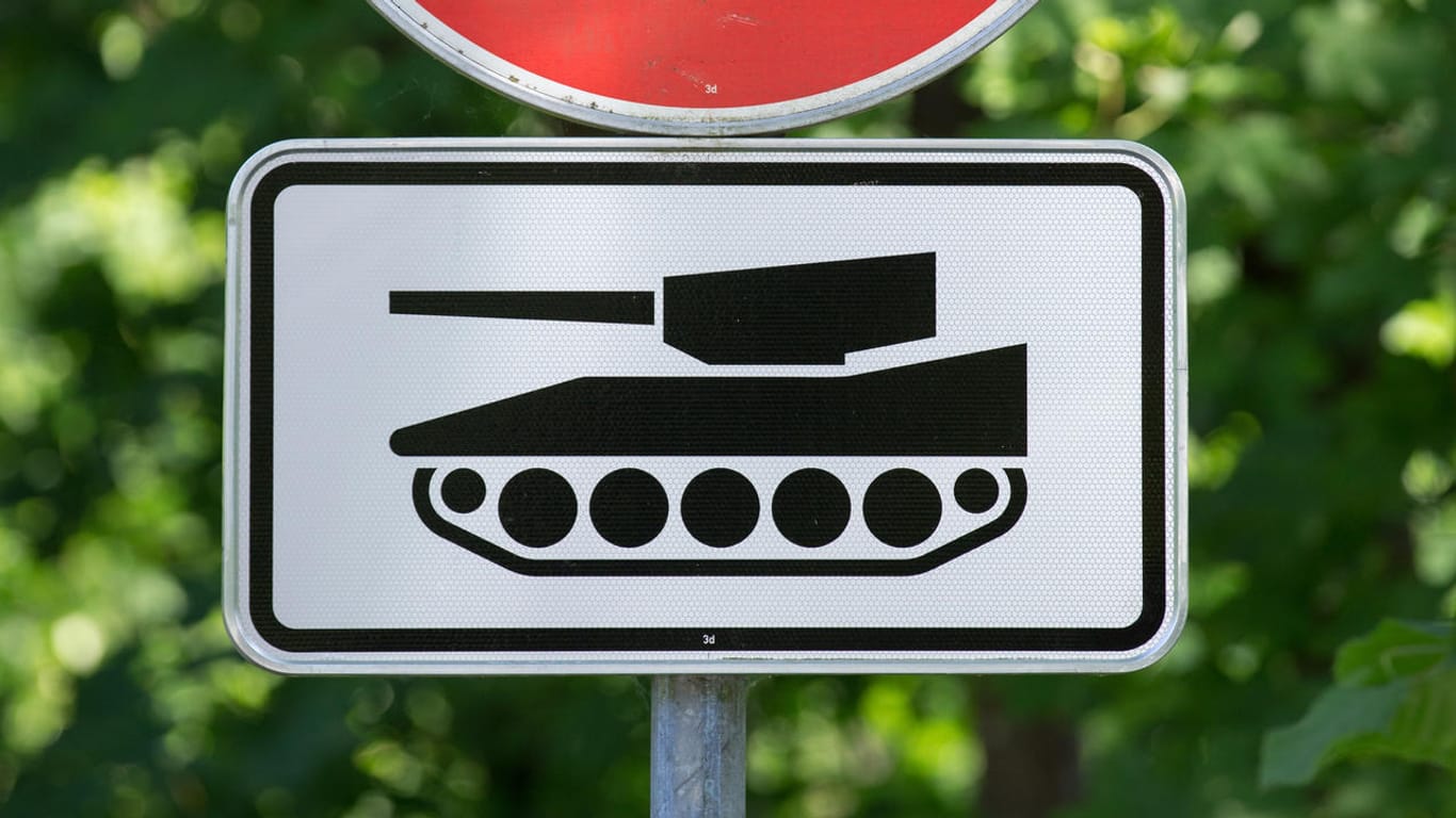 Ein Verkehrsschild "Einfahrt verboten" und ein Schild mit einem Panzer: Besonders in Litauen, Lettland und Estland sind die Sorgen wegen Russland groß. (Archivbild)