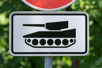 Ein Verkehrsschild "Einfahrt verboten" und ein Schild mit einem Panzer: Besonders in Litauen, Lettland und Estland sind die Sorgen wegen Russland groß. (Archivbild)