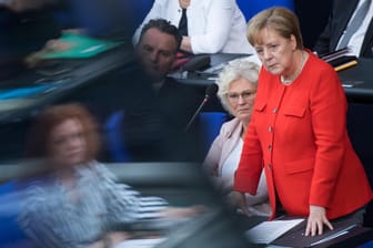 Angela Merkel (CDU) bei der Fragestunde: Das Format wurde im Koalitionsvertrag vereinbart. Kanzlerin Merkel stelle sich das erste Mal den Fragen der Parlamentarier.