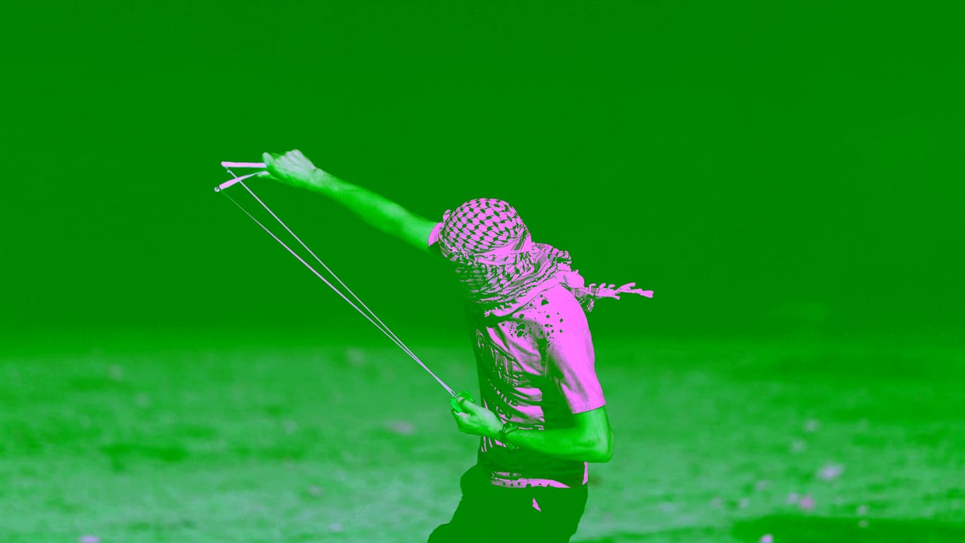 Ein palästinensischer Demonstrant benutzt eine Steinschleuder bei Zusammenstößen mit israelischen Sicherheitskräften: Der Fall wird nun untersucht. (Archivbild)