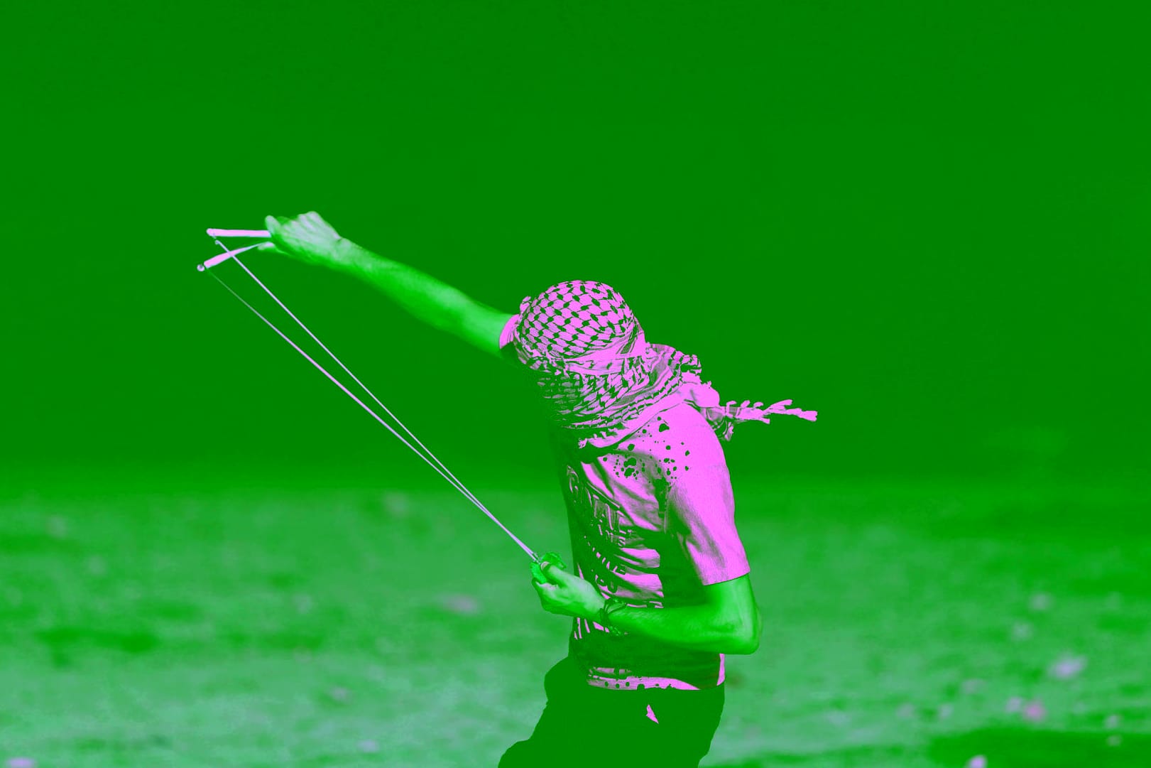 Ein palästinensischer Demonstrant benutzt eine Steinschleuder bei Zusammenstößen mit israelischen Sicherheitskräften: Der Fall wird nun untersucht. (Archivbild)