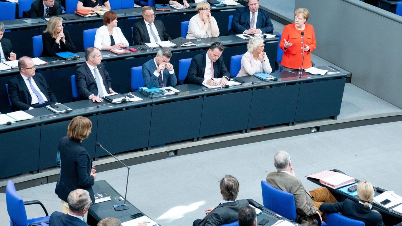 30 Frage, 30 Antworten: Bundeskanzlerin Angela Merkel beantwortete eine Stunde lang die Fragen der Bundestagsabgeordneten.