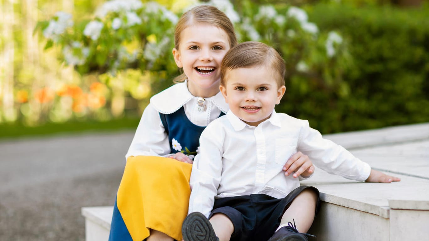 Prinzessin Estelle und Prinz Oscar: Zum schwedischen Nationalfeiertag erfreut das Königshaus mit einem neuen Foto der Geschwister.