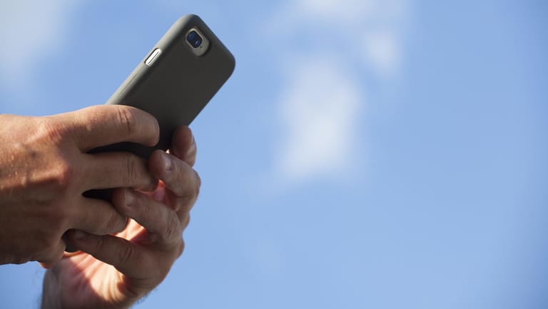 Smartphone: Mehr als sechs Cent dürfen SMS ins EU-Ausland nicht mehr kosten. (Archivbild)