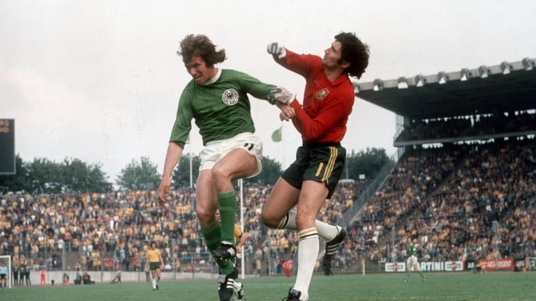 WM 1974 Australien gegen BR Deutschland in Hamburg: Jupp Heynckes (l.) gegen Torwart Jack Reilly.