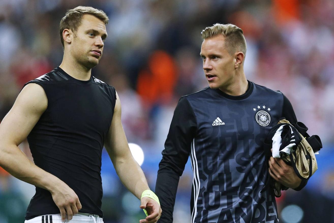 Marc-André ter Stegen (r.) und Manuel Neuer während der EM 2016: Bei der WM 2018 ist ter Stegen erneut die Nummer zwei.