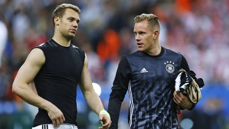 Marc-André ter Stegen (r.) und Manuel Neuer während der EM 2016: Bei der WM 2018 ist ter Stegen erneut die Nummer zwei.