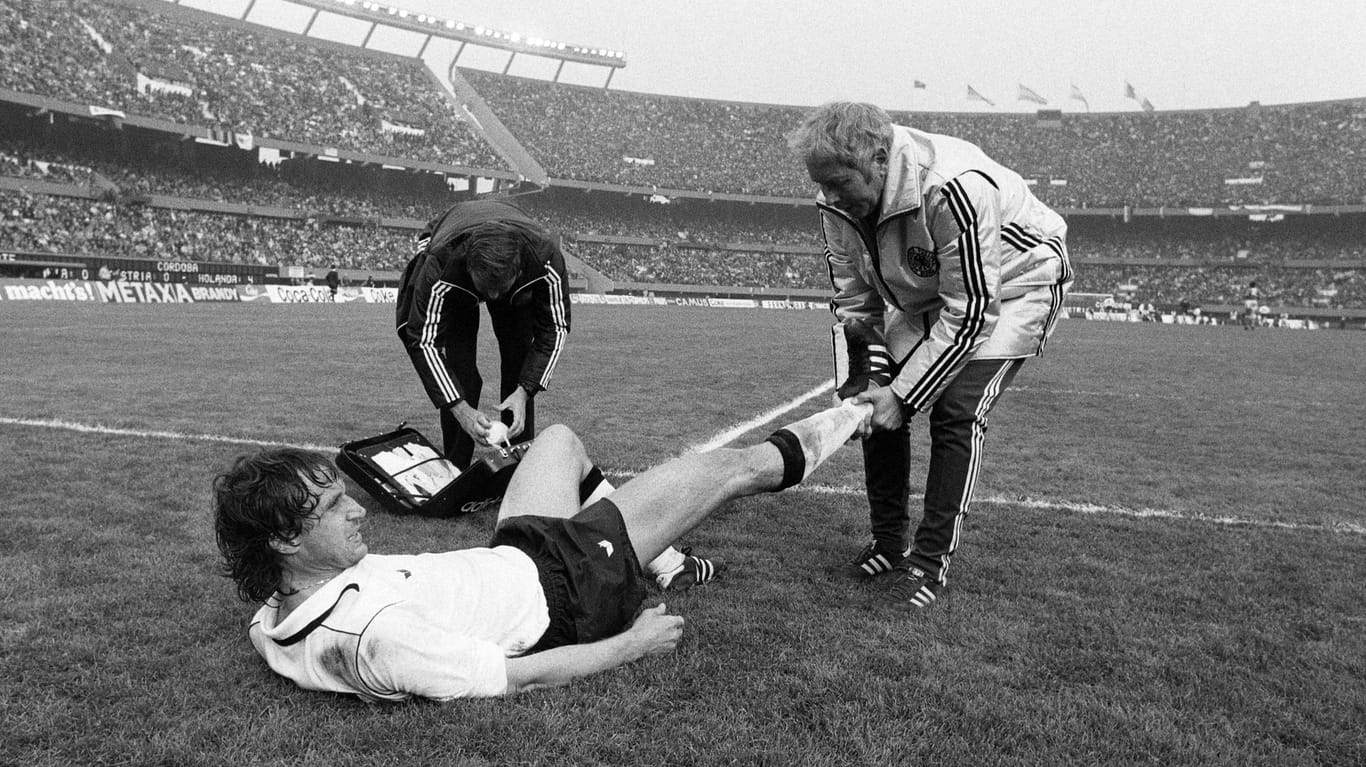 Heinz Flohe liegt verletzt am Boden: Wegen einer Zerrung im Oberschenkel durfte Flohe nach dem Spiel gegen Italien bei der WM 1978 nicht mehr aufs Spielfeld.