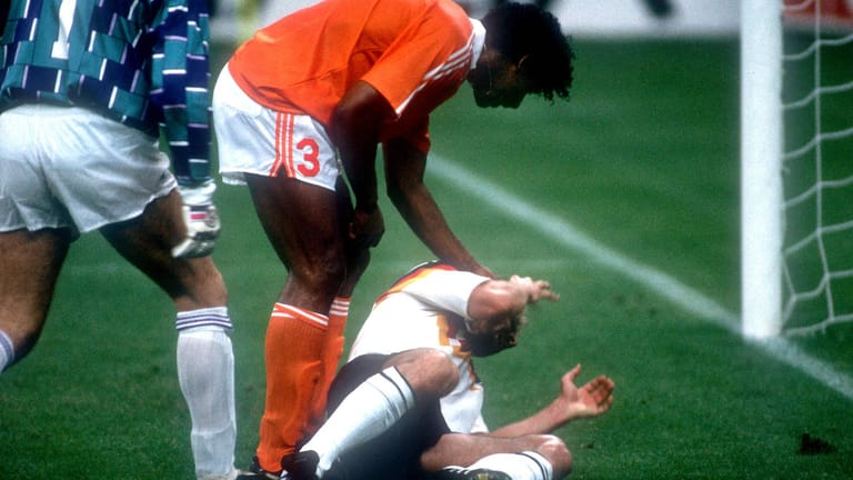 Frank Rijkaard (l.) zieht dem am Boden liegenden Rudi Völler (r.) an den Haaren: Völler sah in der 22. Minute die rote Karte.