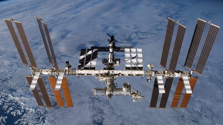 Das Ziel von Gerst und seinen Kollegen: Die Internationale Raumstation (ISS) mit dem angedockten europäischen Wissenschaftslabor Columbus (Mitte unten links) in der Erdumlaufbahn.