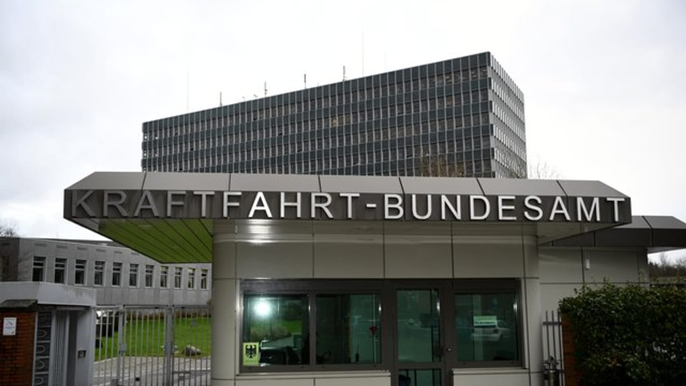 Blick auf den Eingang zum Kraftfahrt-Bundesamt in Flensburg: Das Amt hat die Zahlen der aktuellen Neuzulassungen veröffentlicht.