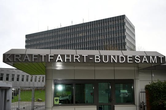 Blick auf den Eingang zum Kraftfahrt-Bundesamt in Flensburg: Das Amt hat die Zahlen der aktuellen Neuzulassungen veröffentlicht.