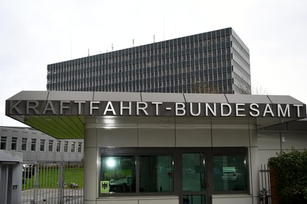 Blick auf den Eingang zum Kraftfahrt-Bundesamt in Flensburg: Das Amt hat die Zahlen der aktuellen Neuzulassungen veröffentlicht.