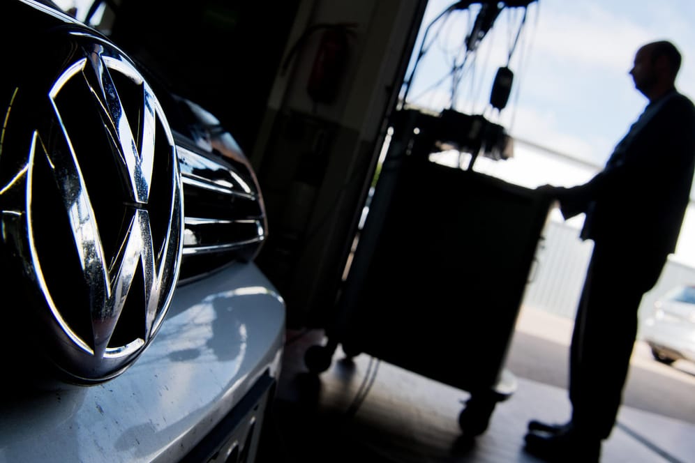 VW-Fahrzeug beim Software-Update: Autobesitzer in Hamburg und München hatten die Nachrüstung verpasst. Nun werden ihre Wagen stillgelegt.