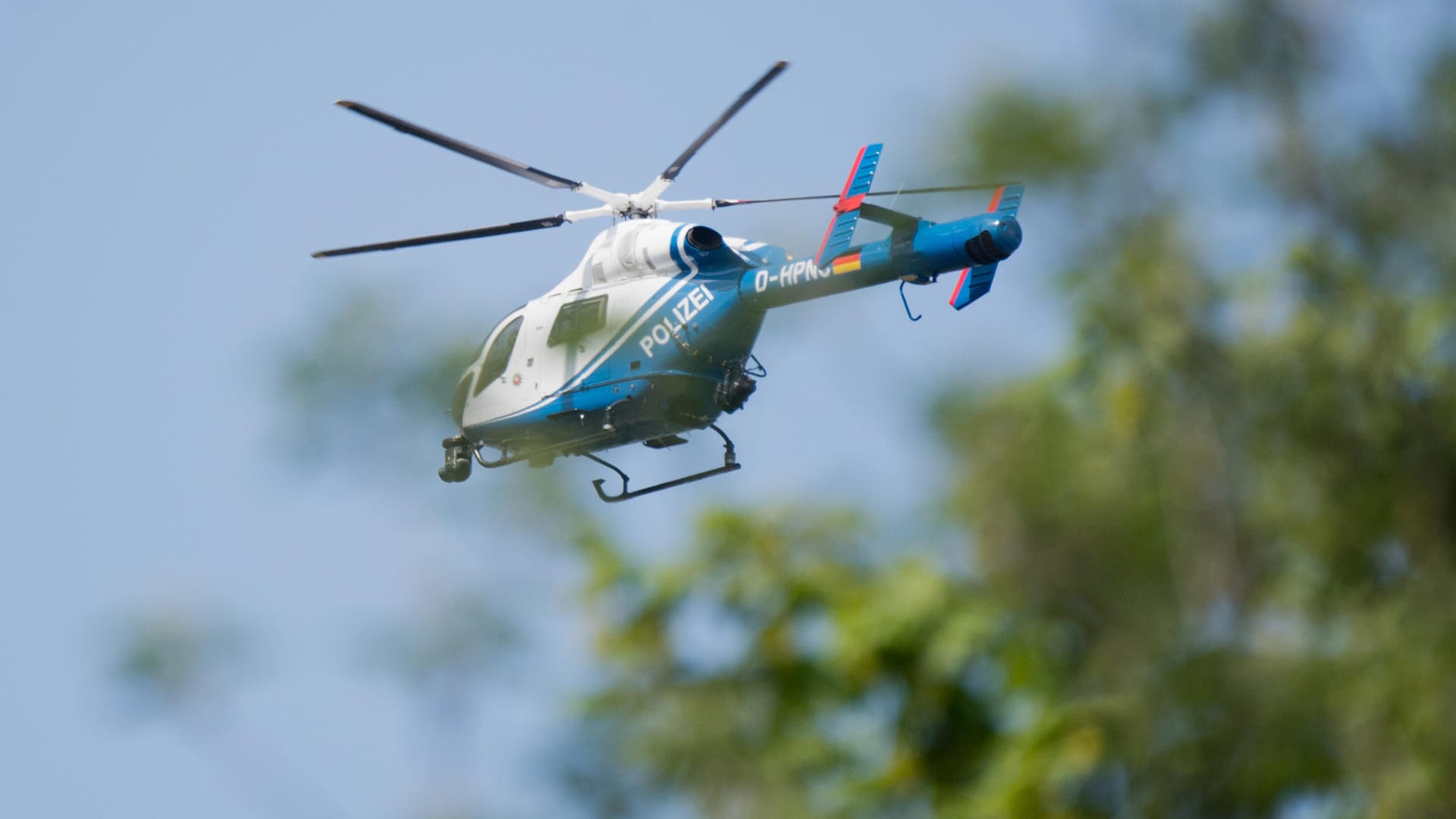 Ein Polizeihubschrauber kreist am Himmel: Nun muss sich der Jogger für die Vortäuschung einer Straftat verantworten. (Archivbild) Ein Polizeihubschrauber kreist am Himmel: Nun muss sich der Jogger für die Vortäuschung einer Straftat verantworten. (Archivbild)