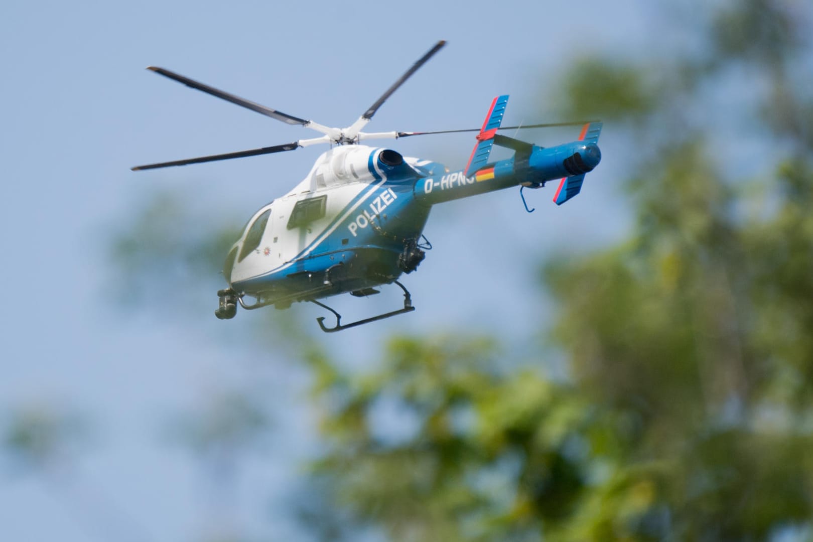 Ein Polizeihubschrauber kreist am Himmel: Nun muss sich der Jogger für die Vortäuschung einer Straftat verantworten. (Archivbild)