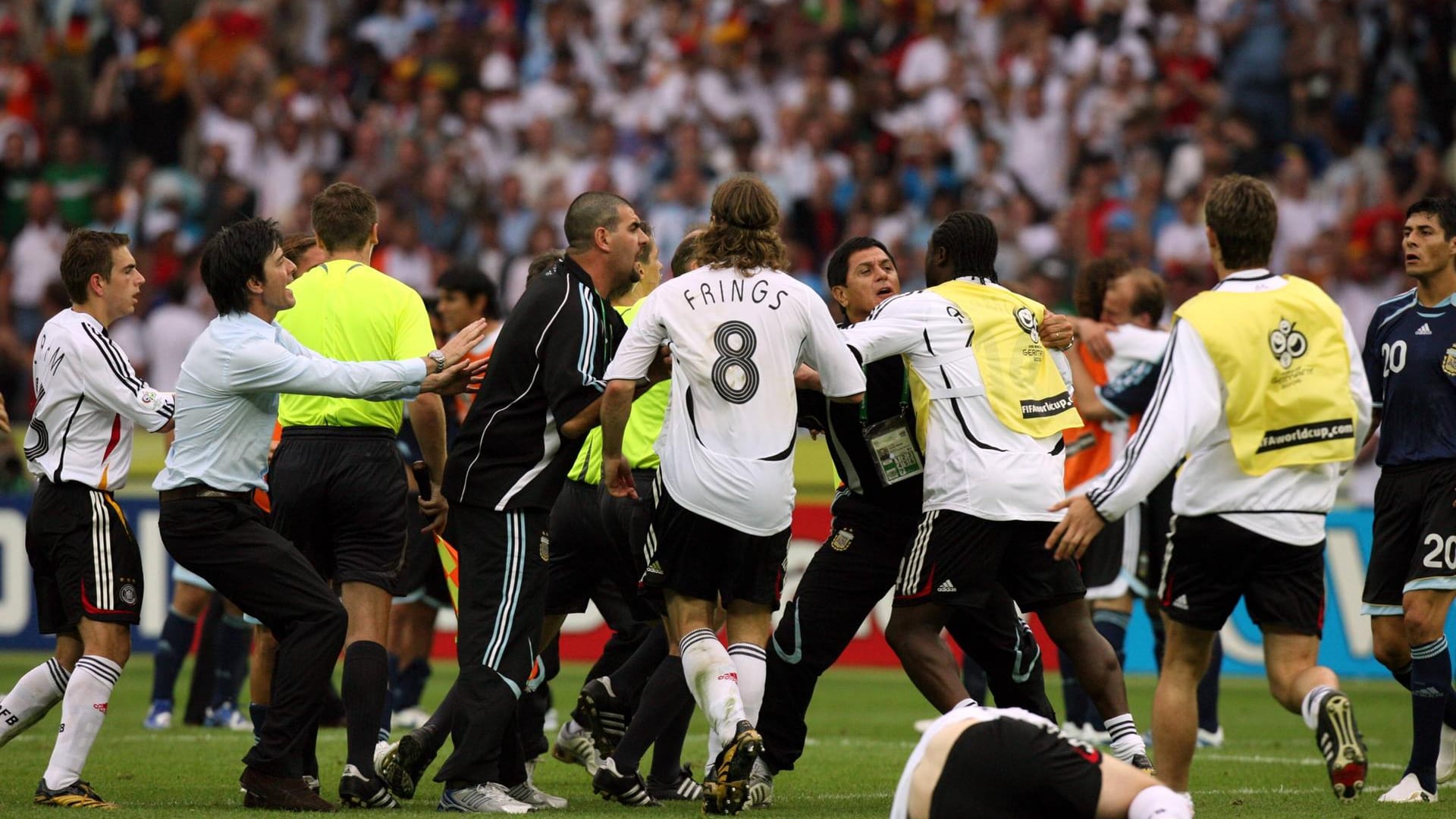 Torsten Frings mitten im Tumult: Nach dem gewonnenen Viertelfinale gegen Argentinien kam es zu Rangeleien und der Defensivspieler wurde für das Halbfinale gegen Italien gesperrt.