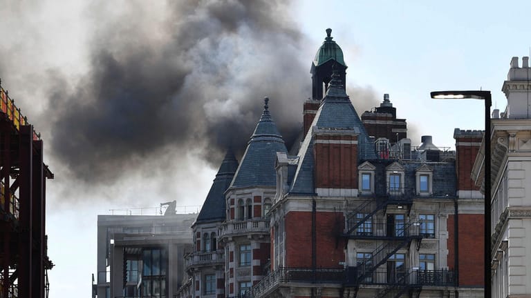Dichter Qualm über dem "Mandarin Oriental": Das Luxushotel im Londoner Stadtteil Knightsbridge hat am Mittwoch gebrannt.