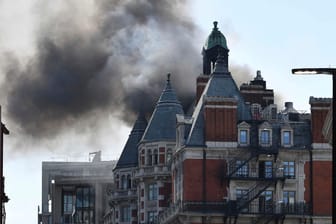 Dichter Qualm über dem "Mandarin Oriental": Das Luxushotel im Londoner Stadtteil Knightsbridge hat am Mittwoch gebrannt.