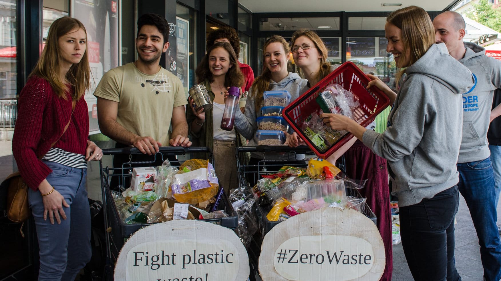 Erste "Plastic Attack" ib Deutschland: Nach einem Aufruf der BUND Jugend ließen Kunden die Plastikverpackungen komplett in einem Berliner Supermarkt zurück.