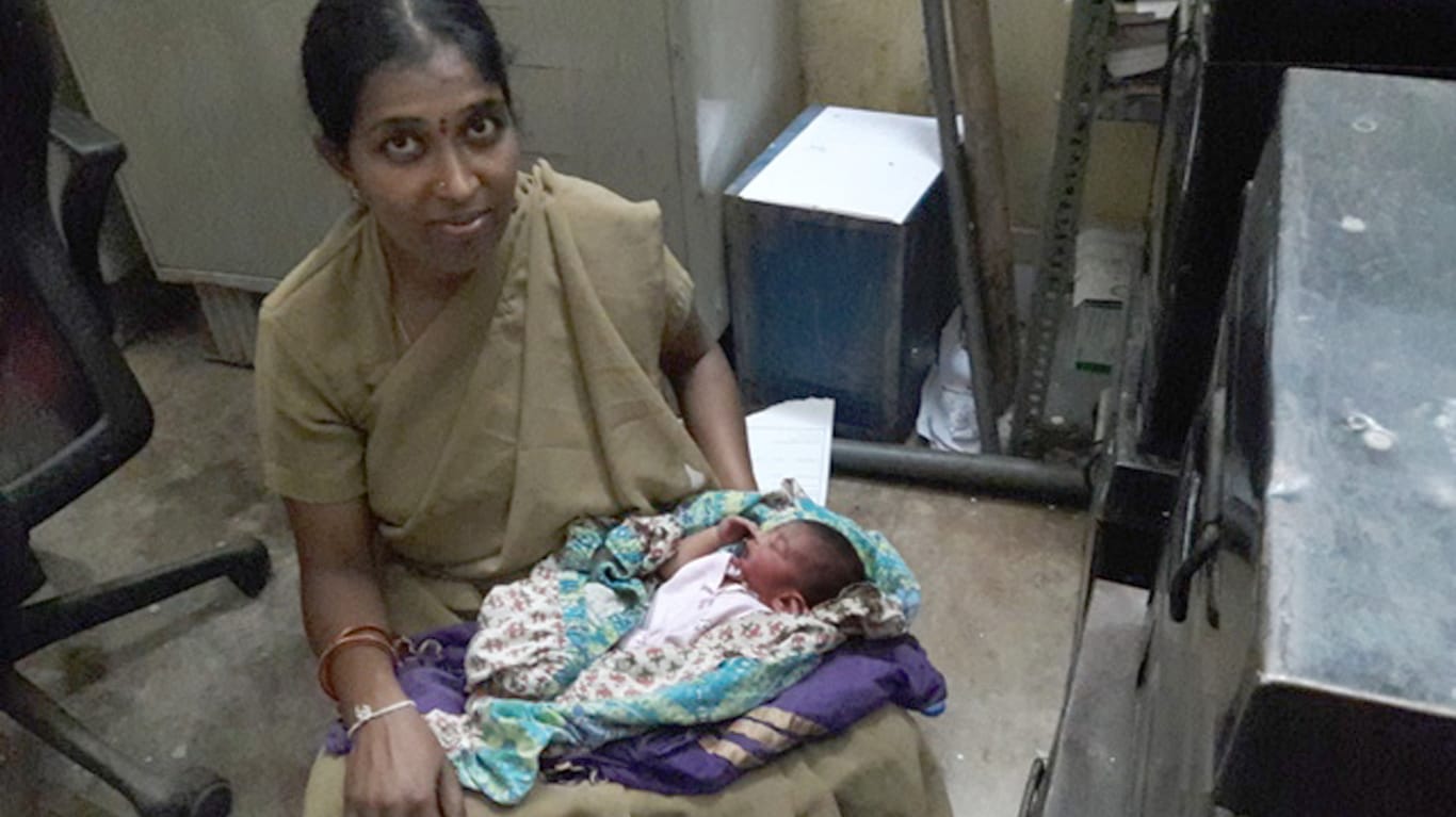 Archana Shivanandiyya, eine Polizistin in Südindien, hält das ausgesetzte Baby auf ihrem Schoß: Sie selbst hat erst kürzlich ein Kind zur Welt gebracht.