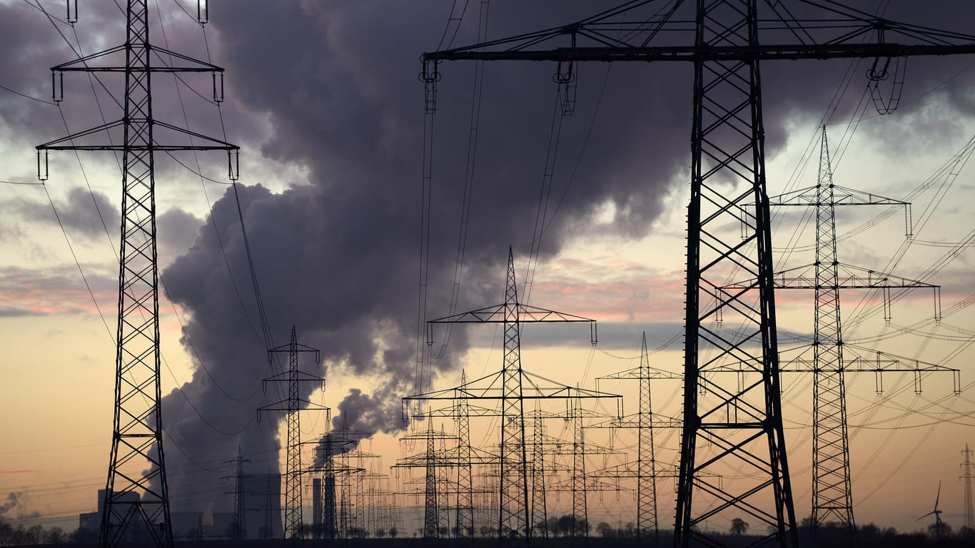 Strommasten bei Sonnenuntergang: Die Umweltorganisation Greenpeace will, dass Deutschland bis 2030 aus der Stromerzeugung aus Kohle aussteigt.