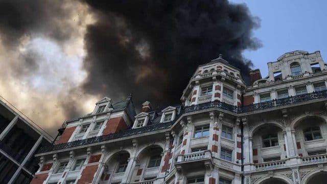 Im Stadtteil Knightsbridge steigt vom Mandarin Oriental Hotel Rauch auf. Im Stadtteil Knightsbridge steigt vom Mandarin Oriental Hotel Rauch auf.