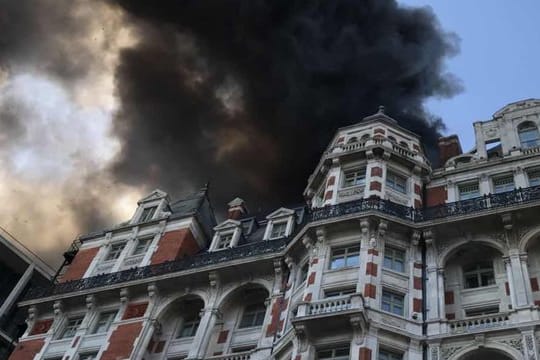 Im Stadtteil Knightsbridge steigt vom Mandarin Oriental Hotel Rauch auf.