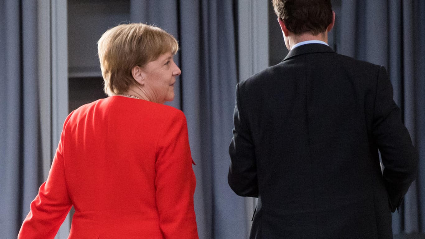 Angela Merkel verlässt nach der Fragestunde an der Seite von Regierungssprecher Seibert den Bundestag: Die Kanzlerin stellte sich erstmals persönlich den Fragen der Abgeordneten.
