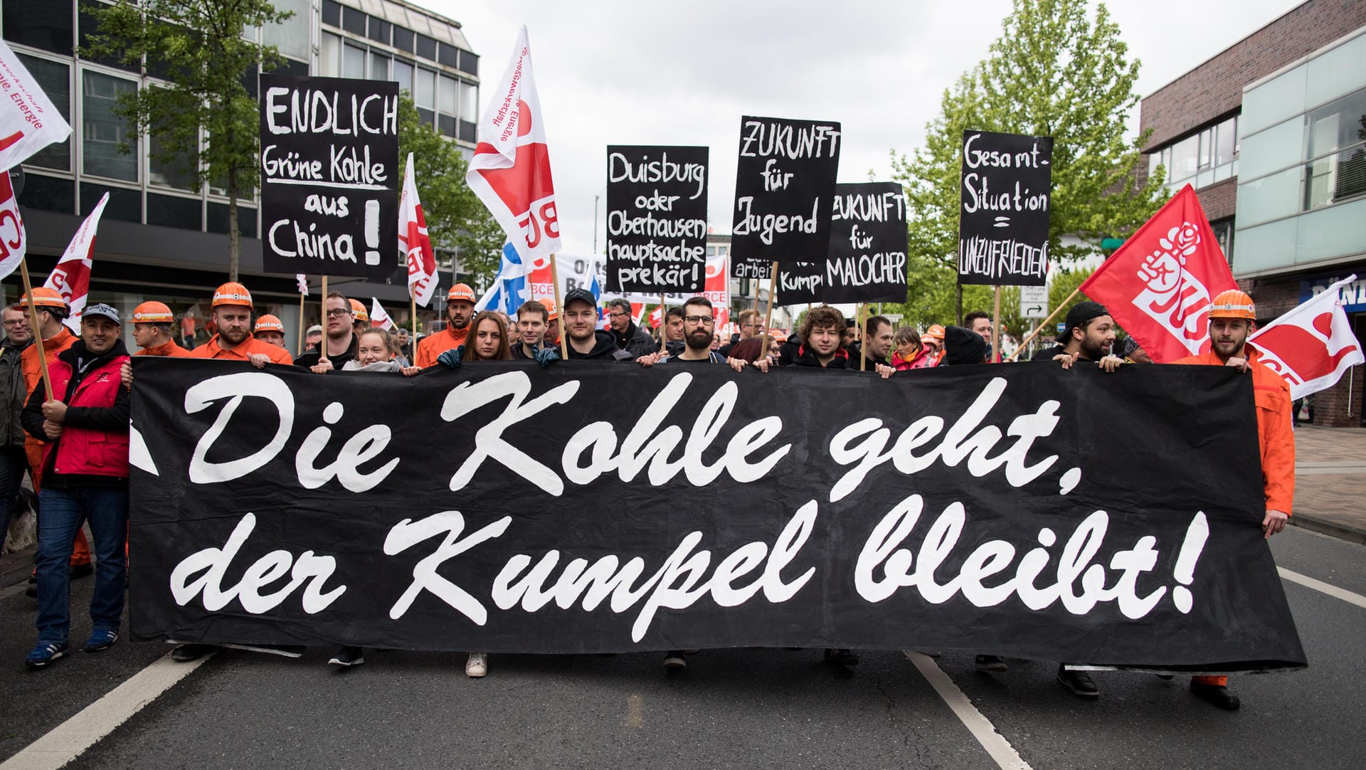 "Die Kohle geht, der Kumpel bleibt" steht auf einem Banner während eines Demonstrationszuges: Durch den Kohleausstieg könnten 70.000 Jobs entfallen. (Archivbild)