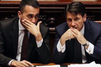 Italiens neuer Premierminister Giuseppe Conte und Arbeitsminister Luigi Di Maio im Parlament in Rom: Die neue populistische Regierungs Italien wurde von den Abgeordneten bestätigt.