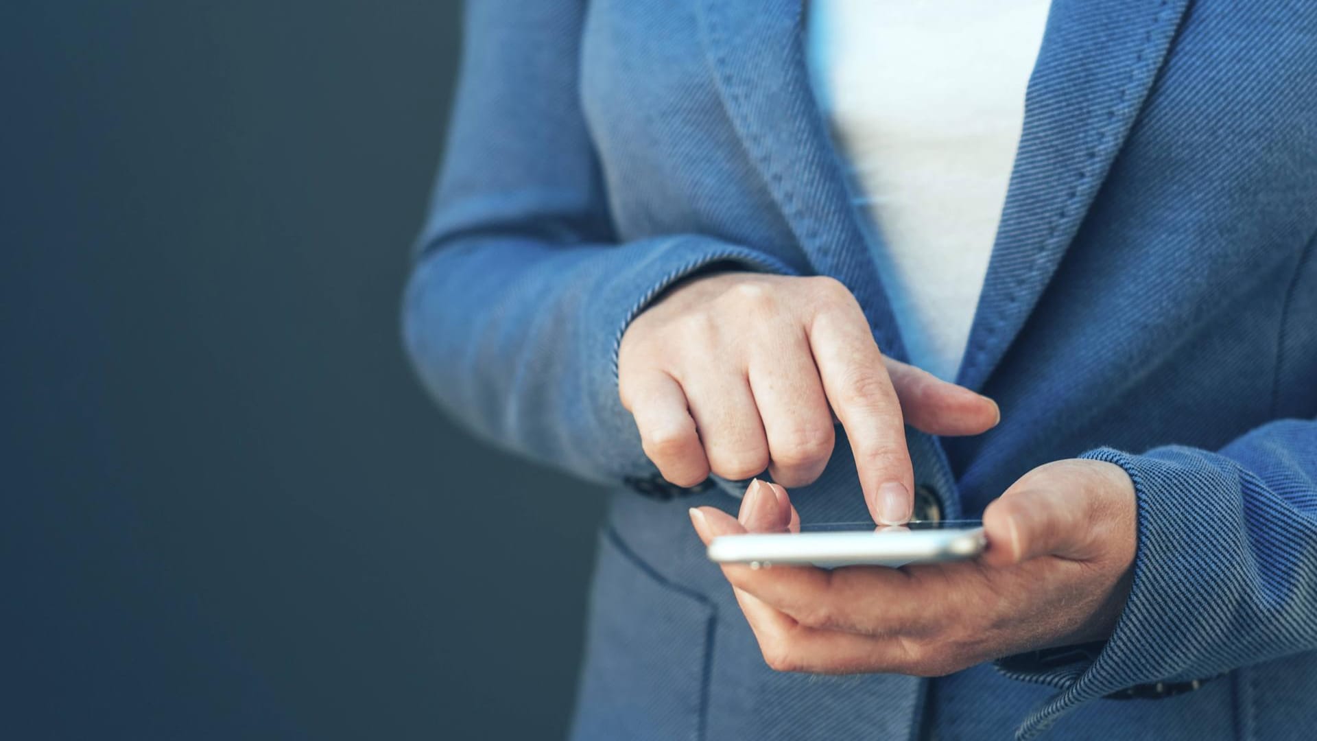 Eine Frau benutzt ein Smartphone: Wenn man Apps nicht verwendet, sollte man sie löschen, um den Speicher zu schonen. (Symbolbild)