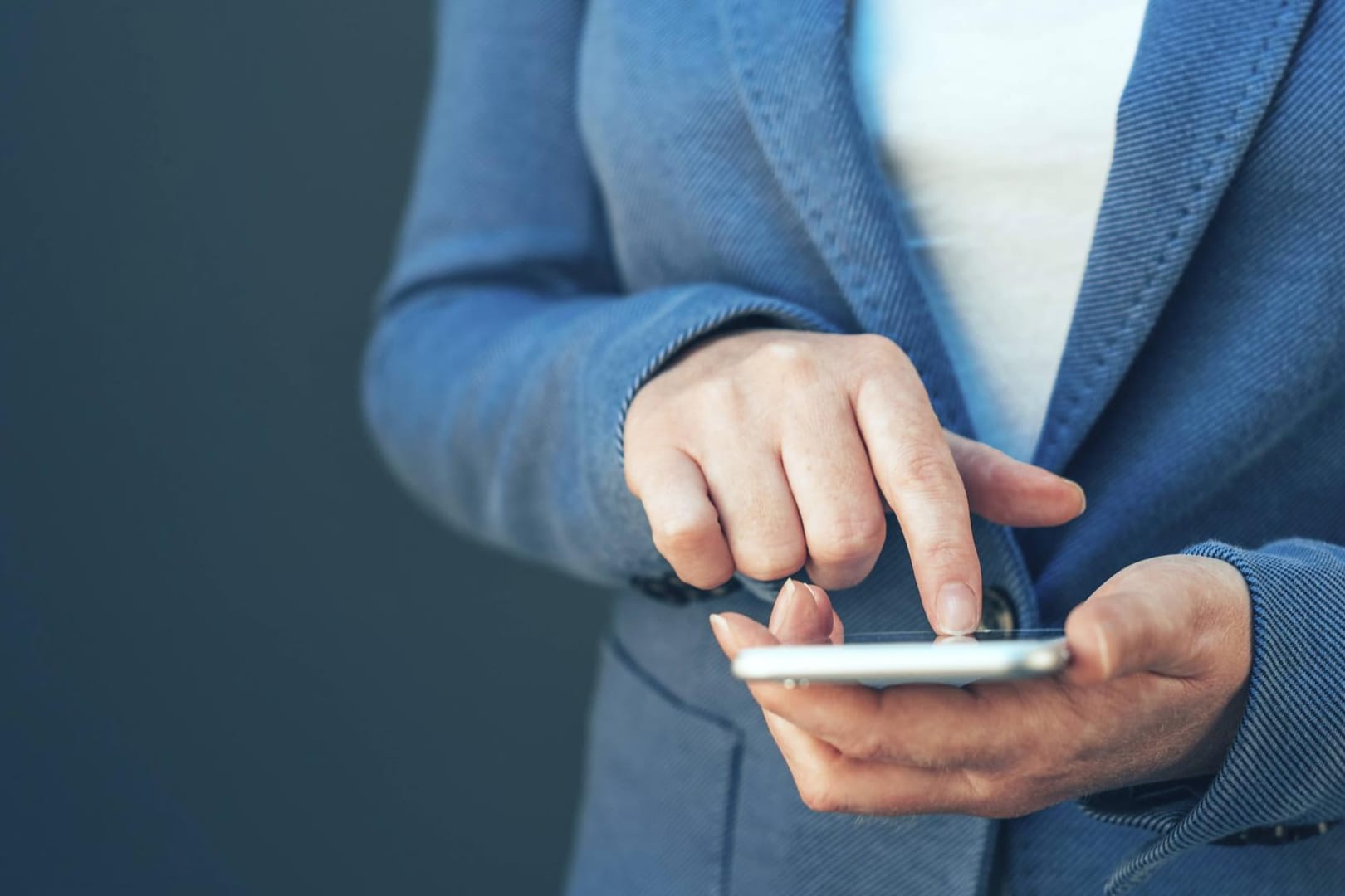 Eine Frau benutzt ein Smartphone: Wenn man Apps nicht verwendet, sollte man sie löschen, um den Speicher zu schonen. (Symbolbild)