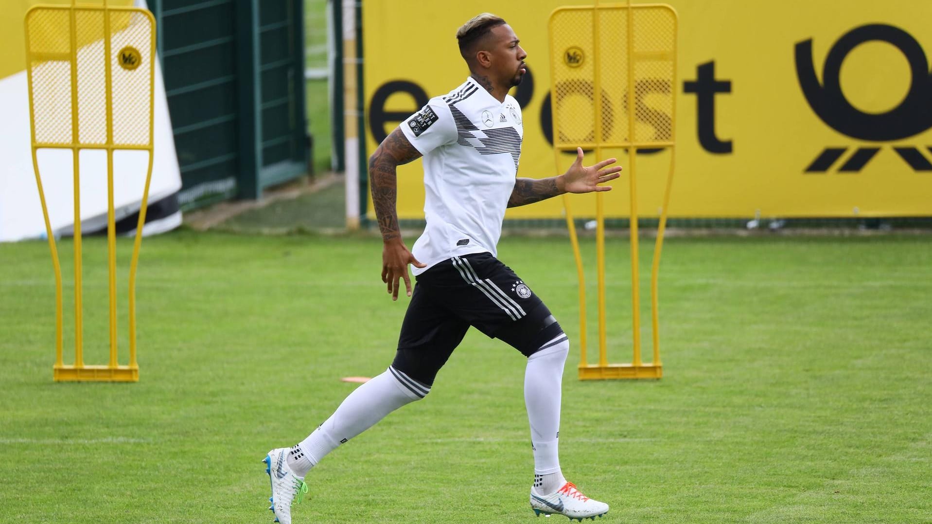 Jérôme Boateng: Nach seinem Muskelbündelriss musste der Verteidiger in Südtirol Extra-Einheiten schieben. Mit lautstarker Unterstützung.