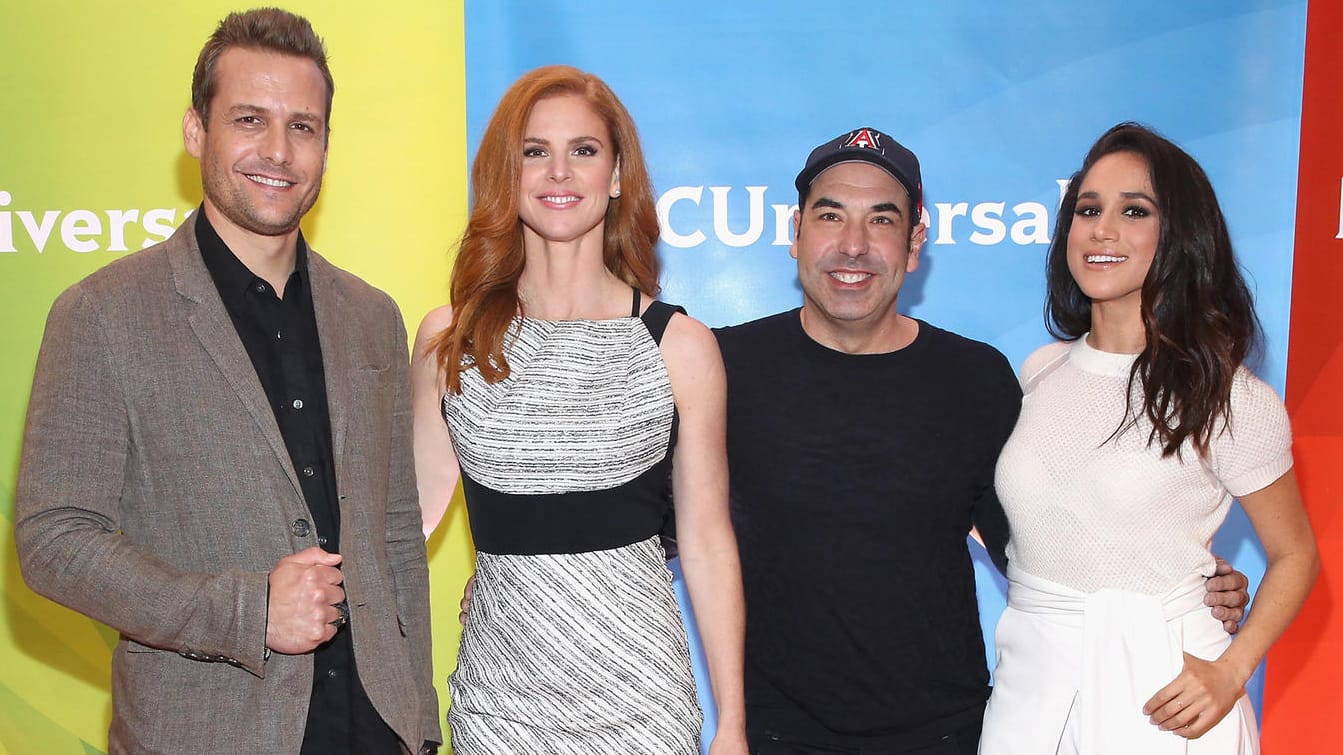 Meghan Markle mit Gabriel Macht, Sarah Rafferty und Rick Hoffman: Auch Letzterer spielt bei "Suits" mit und war bei der Hochzeit dabei.