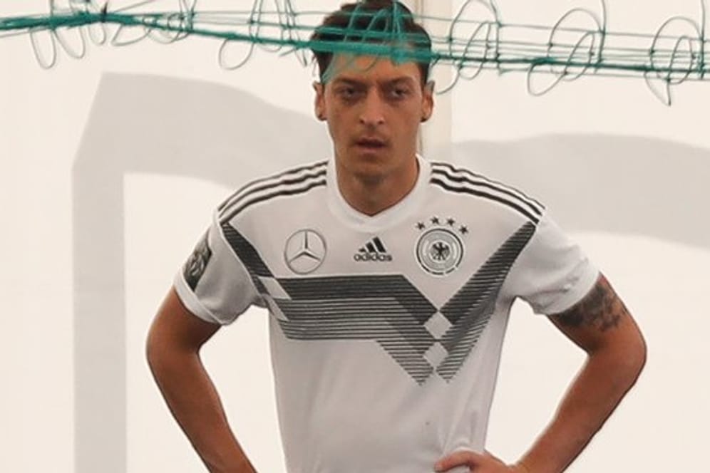 Mesut Özil beim individuellen Training im Fitnesszelt.