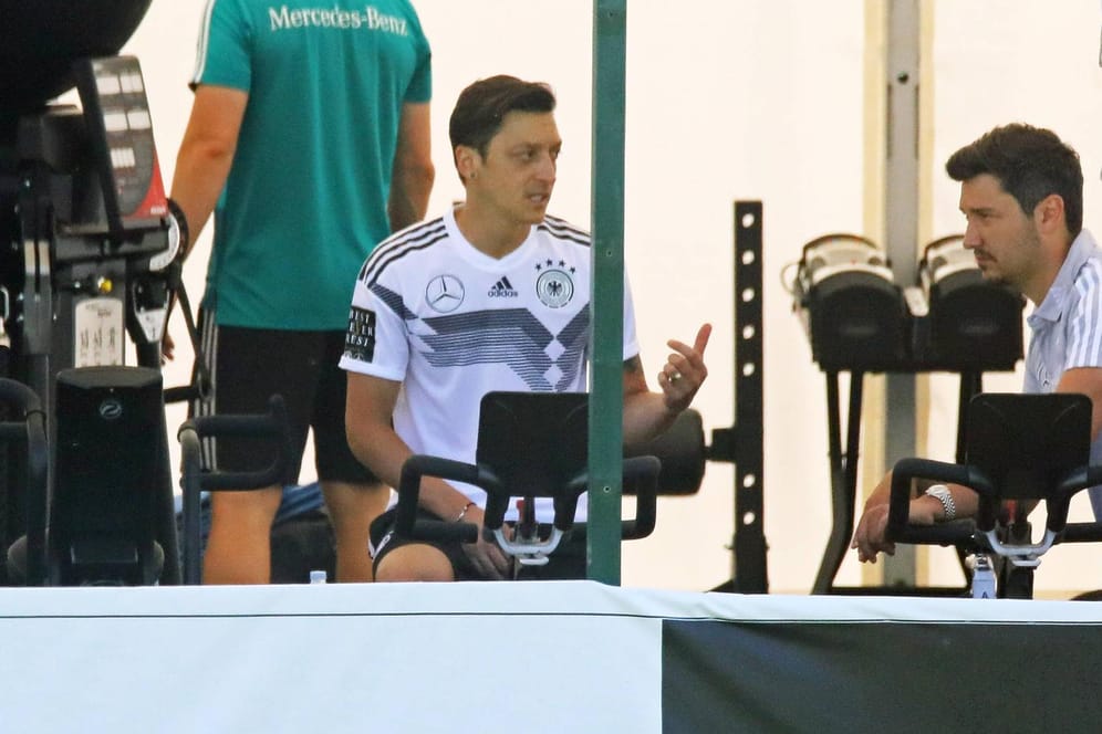 Mesut Özil: Der Mittelfeldspieler im Fitnesszelt beim Trainingslager in Südtirol.