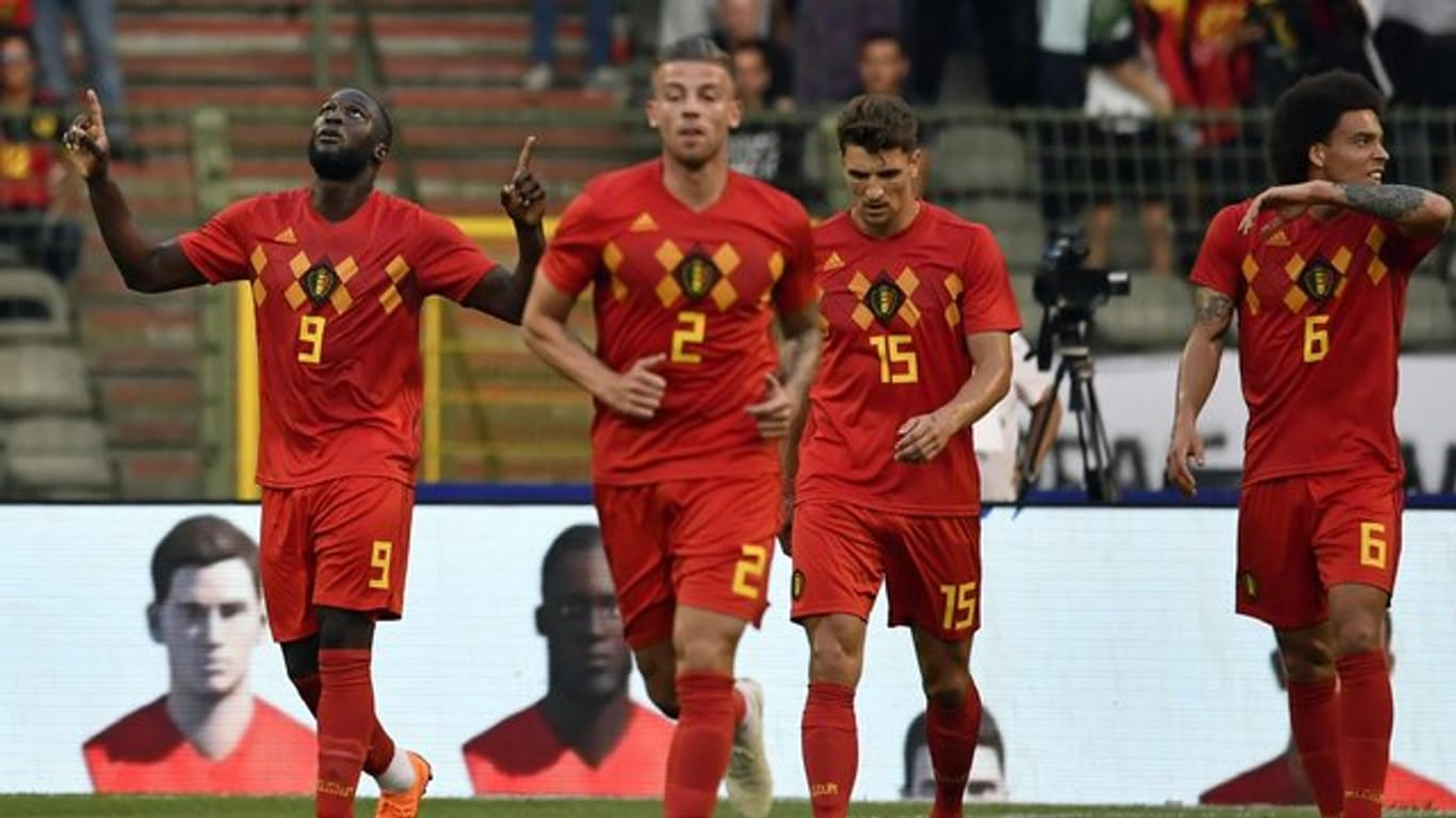 Der Belgier Romelu Lukaku (l) jubelt mit seinen Teamkammeraden über sein Tor zum 1:0 gegen Ägypten.