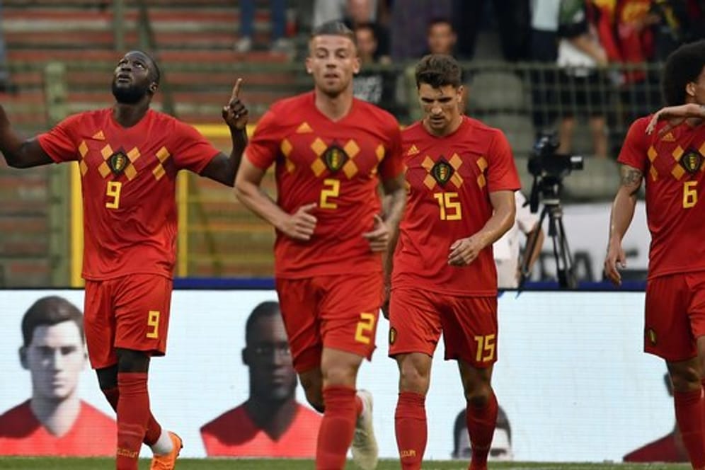 Der Belgier Romelu Lukaku (l) jubelt mit seinen Teamkammeraden über sein Tor zum 1:0 gegen Ägypten.