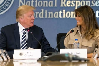 Melania Trump und ihr Mann besuchten die Katastrophenschutzbehörde Fema in Washington.