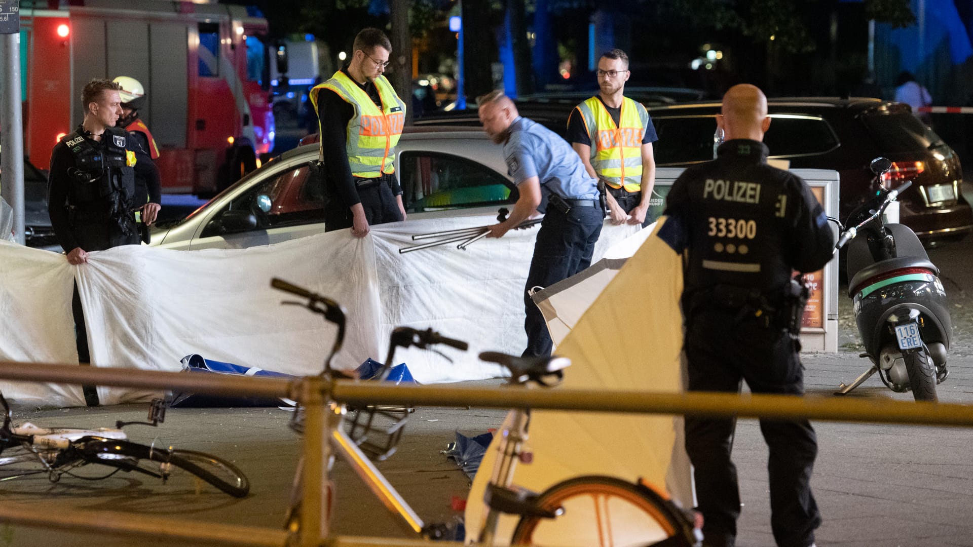 Schwerer Unfall nach Verfolgungsjagd: 60 Feuerwehrkräfte waren im Einsatz. Betroffene Passanten wurden von Notfallseelsorgern betreut.