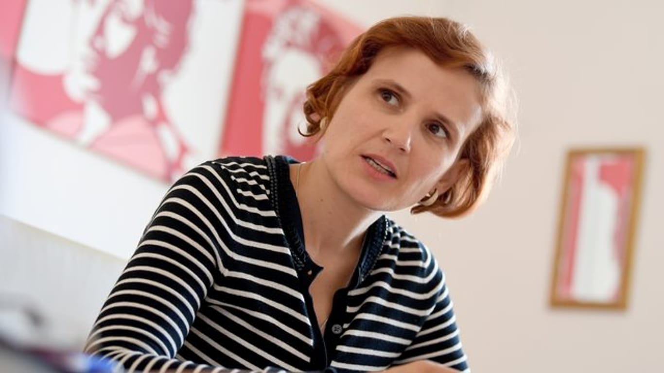 Katja Kipping wirft Sahra Wagenknecht vor, sich in der Flüchtlingspolitik von linken Positionen zu verabschieden.