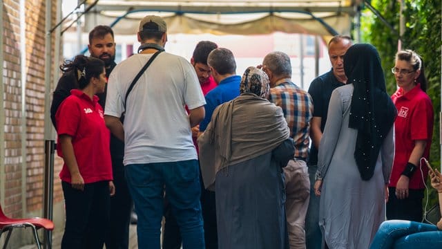 Wähler stehen in Frankfurt am Main vor dem Wahlzelt auf dem Gelände des türkischen Generalkonsulats an. Wähler stehen in Frankfurt am Main vor dem Wahlzelt auf dem Gelände des türkischen Generalkonsulats an.