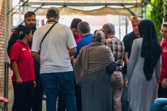 Wähler stehen in Frankfurt am Main vor dem Wahlzelt auf dem Gelände des türkischen Generalkonsulats an.