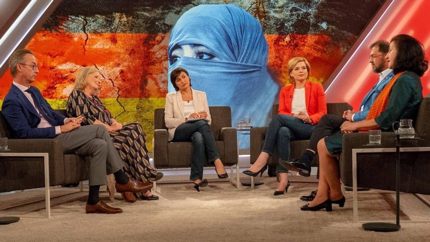 Jan Fleischhauer, Bettina Gaus, Sandra Maischberger, Julia Klöckner, Haluk Yildiz und Necla Kelek (l-r) diskutieren über den Islam.