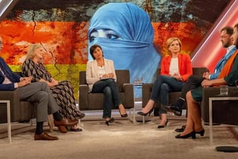 Jan Fleischhauer, Bettina Gaus, Sandra Maischberger, Julia Klöckner, Haluk Yildiz und Necla Kelek (l-r) diskutieren über den Islam.
